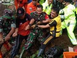 TNI Terjunkan Personel Bantu Evakuasi Korban Jalan Putus di Bangli