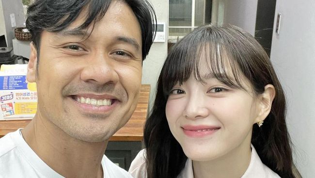 Photo by Chicco Jerikho with dramatic artist Kim Se Jeong, Putri Marino’s comments make you laugh