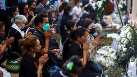 FOTO: Doa Bersama Korban Penembakan Massal di Thailand
