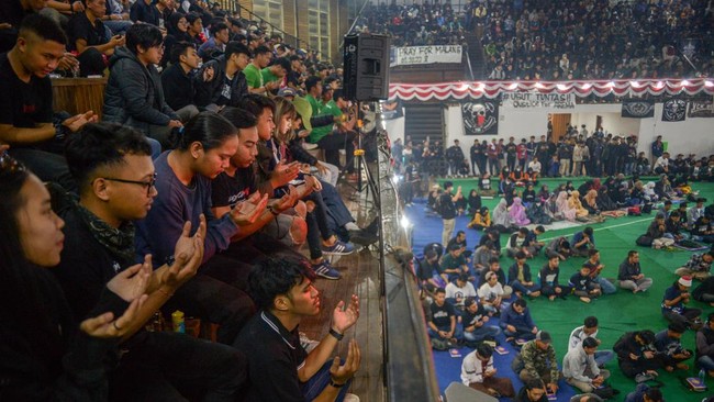 Duka Tragedi Kanjuruhan pada 1 Oktober 2022 yang menelan ratusan jiwa Aremania membuat warga Malang bahu membahu bangkit dari kepedihan.