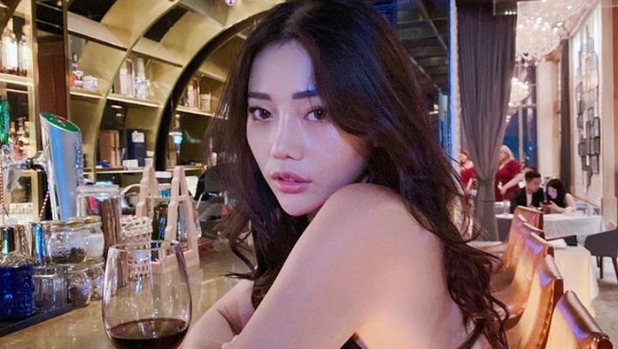 Pose Kece Wendy Walters Saat Ngopi dan Nikmati Cocktail