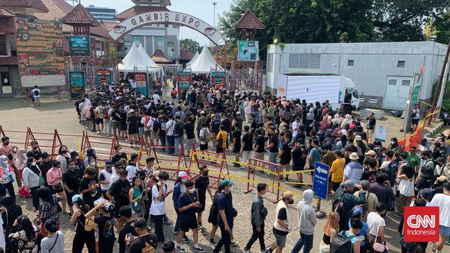 Pada hari penutup Synchronize Fest 2022, antusias pengunjung sudah terasa menyeruak sejak awal pintu gerbang dibuka pada siang hari.