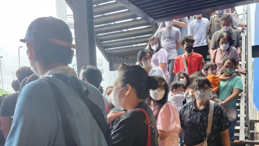 Gempa membuat pengunjung IKEA keluar