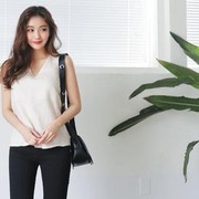 Bikin Kaki Tampak Jenjang, Sulap Celana Hitammu Jadi Lebih Kasual dengan 7 Padu Padan Berikut!