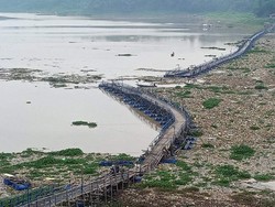 Pengelola Perbaiki Jembatan Putus Penghubung 2 Kecamatan di KBB