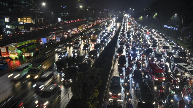 Jokowi Sebut Jakarta Rugi Rp100 T Lebih Tiap Tahun Karena Macet Jokowi mengatakan Jakarta setiap tahun mengalami kerugian lebih dari Rp100 triliun karena macet.