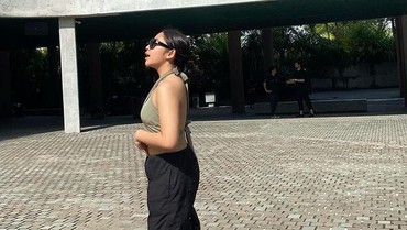 img-title 7 Foto Khirani Trihatmodjo Anak Mayangsari Pamer Punggung Liburan di Bali