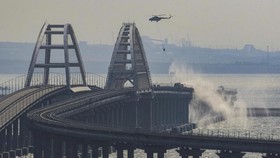 Ukraina Pamer Momen Serang Jembatan Crimea Pakai Drone Eksperimen