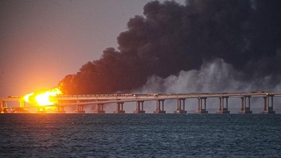 Ledakan di jembatan Crimea dengan drone bawah laut ditujukan untuk mempersulit penyaluran logistik pasukan Rusia di Crimea.