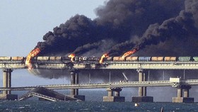 FOTO: Bom Truk Meledak dan Runtuhkan Jembatan Krimea