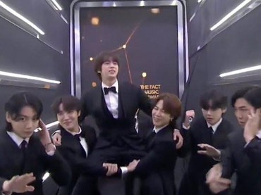 Seniman Ini Ungkap Perasaan Bikin Tato '7' Persahabatan Para Member BTS