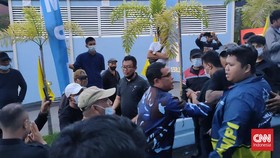 Musda AMPI Sulsel Ricuh, Massa Adang Kendaraan Jerry Sambuaga