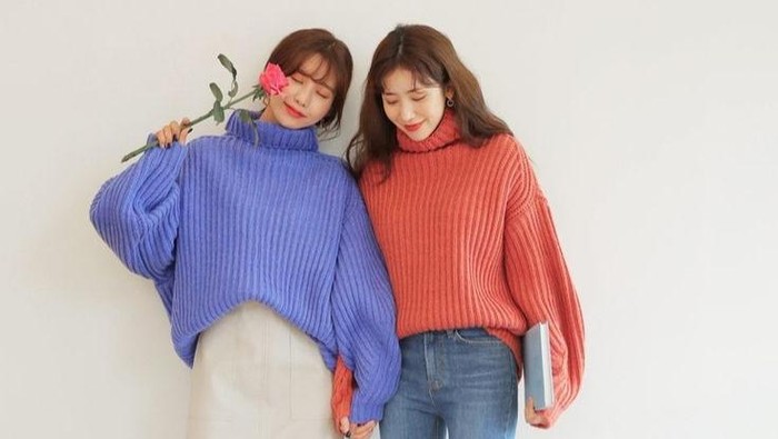 Makin Modis di Musim Hujan dengan 7 Ide Padu Padan Sweater Ala Korea
