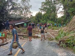 Tertutupnya Jalan Poros Toraja-Palopo Akibat Longsor di 10 Titik