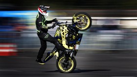 Bahaya Freestyle di Jalan Raya Seperti Pemotor Rebahan di Depok
