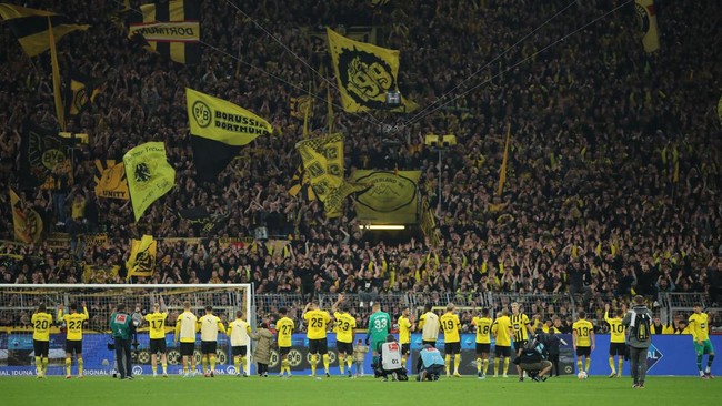 Suporter Borussia Dortmund menunjukkan solidaritas dengan memberikan dukungan lewat sebuah spanduk untuk Aremania dan warga Malang usai Tragedi Kanjuruhan.