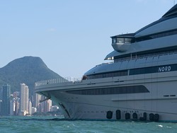 Superyacht Mewah Miliarder Rusia Muncul Secara Misterius di Hong Kong
