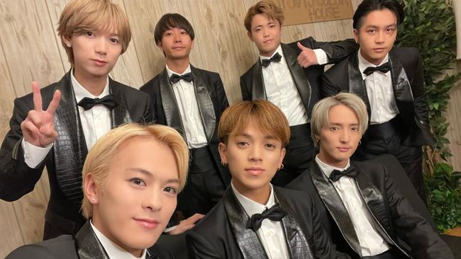 Travis Japan mengungkap kisah dan perasaan mereka setelah agensi mengumumkan bahwa idol group itu akan segera debut.