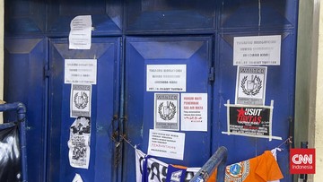 Sebuah poster bertuliskan 'Wanted Casual Dawet Gate 3' tertempel di Pintu 3 Stadion Kanjuruhan, Malang.
