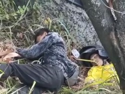2 Pemuda di Makassar Tidur Pulas di Pinggir Jalan Jadi Tontonan Warga
