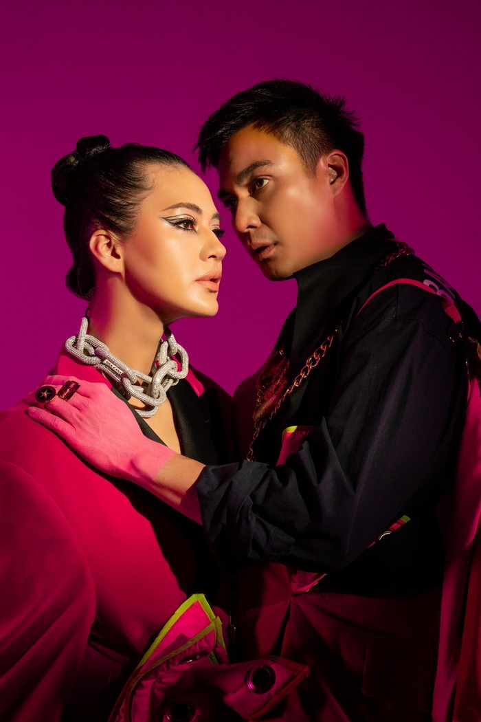 Pasangan Baim Wong dan Paula Verhoeven turut tampil dalam gaya busana yang edgy. Foto: Courtesy of Caren Delano