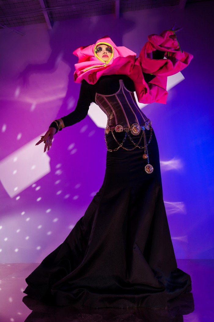 Penyanyi Titi DJ terlihat glamor dan dramatis lewat gaun korset dan headpiece warna pink. Foto: Courtesy of Caren Delano