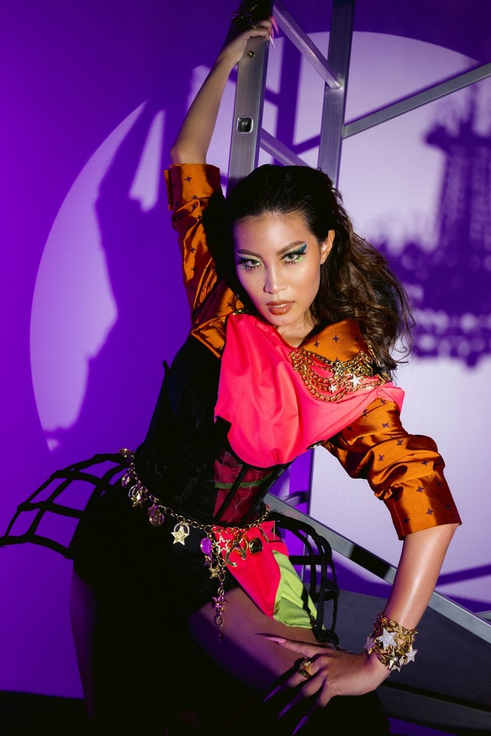 Patricia Gouw menampilkan kombinasi berbagai macam busana hasil gubahan Caren Delano jadi lebih 'hidup'. Foto: Courtesy of Caren Delano