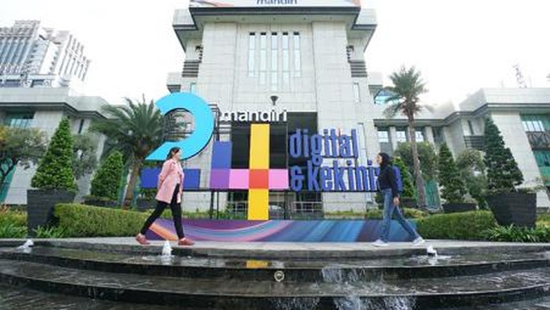 Bank Mandiri berbagi kebahagiaan dengan nasabah di hari ulang tahun (HUT) perseroan ke-24