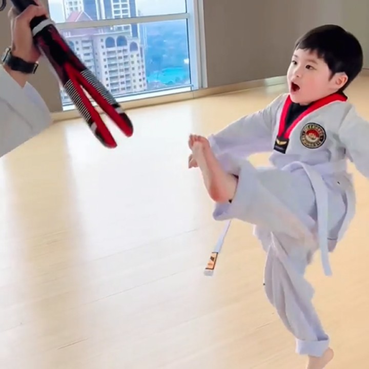 <p>Ya, bocah kelahiran 2017 ini memiliki jadwal latihan yang padat. Selain jago bermain basket, Raphael ternyata juga begitu semangat latihan taekwondo dan berenang. (Foto: Instagram @sandradewi88)<br /><br /><br /></p>