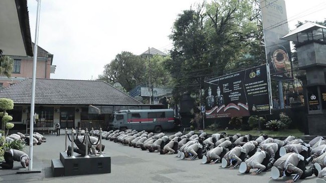 Unggahan sujud massal dan permohonan maaf personel Polresta Malang Kota sempat dihapus dari Twitter. Mereka mengaku akun sempat diretas.