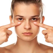 Supaya Nggak Abu-Abu, Ini 5 Cara Mudah Samarkan Dark Cicle dengan Teknik Makeup yang Tepat