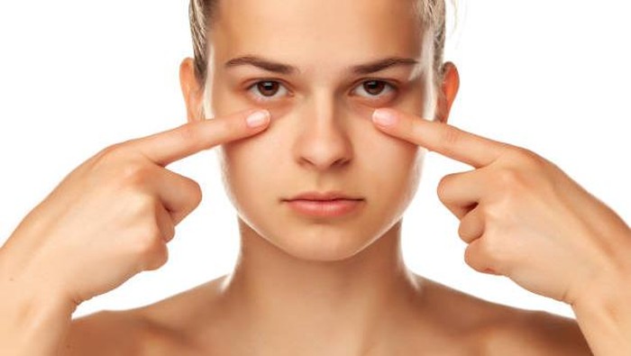 Supaya Nggak Abu-Abu, Ini 5 Cara Mudah Samarkan Dark Cicle dengan Teknik Makeup yang Tepat Supaya Nggak Abu-Abu, Ini 5 Cara Mudah Samarkan Dark Cicle dengan Teknik Makeup yang Tepat