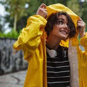 Punya Sifat Tahan Air, 4 Jenis Kain Ini Cocok Banget Digunakan Saat Musim Hujan Tiba!