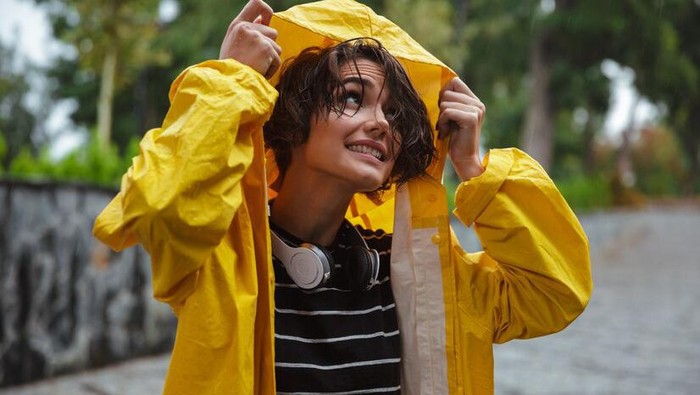 Punya Sifat Tahan Air, 4 Jenis Kain Ini Cocok Banget Digunakan Saat Musim Hujan Tiba!