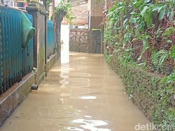 Banjir di Bidara Cina Lebih 2 Meter, Warga: Tak Tahu Bakal Sedalam Ini