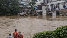 Rumah di Bidara Cina Ambruk Akibat Arus Ciliwung