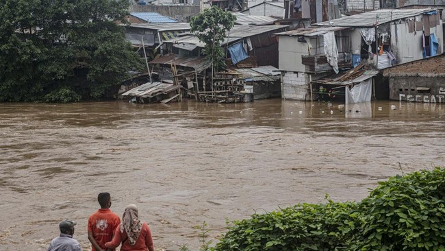 BNPB mengatakan hujan lokal dengan intensitas tinggi sudah bisa membuat Ibu Kota banjir. Hal ini disebabkan masalah pada sistem drainase.