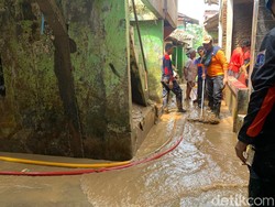 BPBD dan Damkar DKI Semprot Lumpur Sisa Banjir 3 Meter di Pejaten Timur