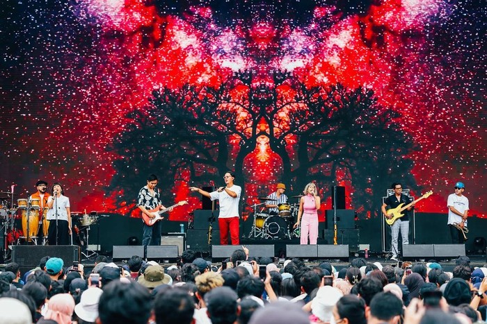 Berbusana cerah Maliq & D'Essentials tetap bikin kita galau bernostagia dengan lagu-lagu andalannya/Foto:Instagram/synchronizefestival