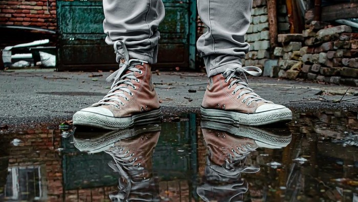 Sepatu Kamu Kebanjiran? Ini 5 Tips Mencucinya Supaya Nggak Mudah Rusak