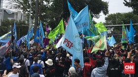 Massa Buruh dan Ormas Islam Padati Patung Kuda, Demo Tolak BBM Naik
