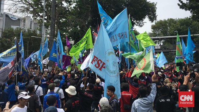 Aksi demo tolak kenaikan harga BBM naik di Jakarta kembali dilakukan massa buruh hingga ormas Islam hari ini.