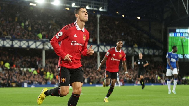 Pelatih Tottenham Hotspur Antonio Conte memberikan pujian setinggi langit kepada penyerang Manchester United Cristiano Ronaldo.
