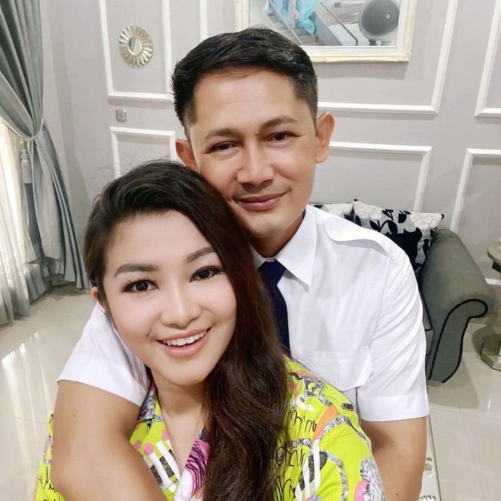 <p>Misalnya saja dalam postingan berikut. Fitri Carlina membagikan potret sebelum suami berangkat kerja dan menuliskan harapannya dalam kolom <em>caption</em>. "Bismillah Lancar2 ya sayangkuu. Baru Ketemu Sehari dah harus ditinggal tugas 9 Hari. Mohon Do’anya Sobat Fitri biar Ayah Hendra Dilancarkan Tugasnya Antar Jema’ah Haji Indonesia Embarkasi Solo Hari Ini," tulisnya, dikutip dari akun @fitricarlina. (Foto: Instagram @fitricarlina.)<br /><br /><br /></p>