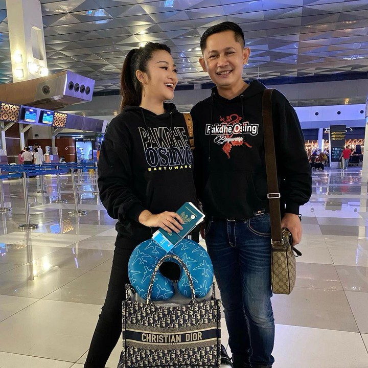 <p>Fitri Carlina menikah dengan Hendra Sumedap sejak 2014, Bunda. Selama 8 tahun berumahtangga, keduanya selalu menunjukkan keromantisan, lho. (Foto: Instagram @fitricarlina.)<br /><br /><br /></p>