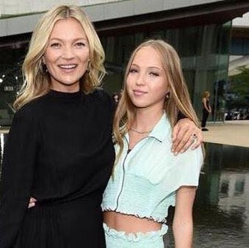 img-title Sama-sama Modis dan Jadi Supermodel, Intip Gaya Kompak Kate Moss dan Lila