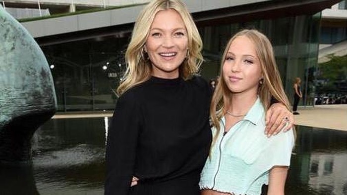 Sama-sama Modis dan Jadi Supermodel, Intip Gaya Kompak Kate Moss dan Lila