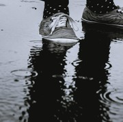 Trik Mudah Mencuci dan Mengeringkan Sneakers Saat Musim Hujan