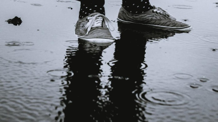 Trik Mudah Mencuci dan Mengeringkan Sneakers Saat Musim Hujan
