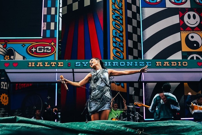 Hari pertama, Andine Aisyah menggebrak panggung Synchronize Festival dalam balutan mini dress beraksen spider webs/Foto:Instagram/synchronizefestival